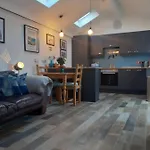 Апартаменты The Bird House At Invergarry Pet Friendly *