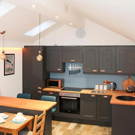 The Bird House At Invergarry Apartment *